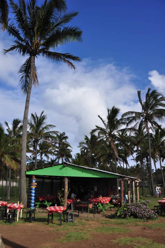 Um dos bares na praia de Anakena, na Ilha de Páscoa, no sul do Oceano Pacífico